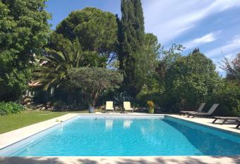 l appentis du chai allows 18 year olds to book a room