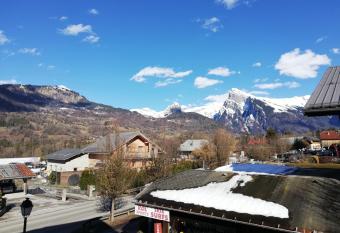 40 Edelweiss des neiges allows 18 year olds to book a room