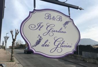 IL GIARDINO DEI GLICINI has Balcony rooms