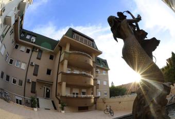 Residence Amelie has rooms with a private hot tub