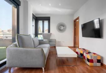 EnjoyGranada LUJO Piscina y Parking has rooms with a private hot tub