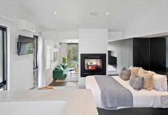 Hepburn Springs Escape has rooms with a private hot tub