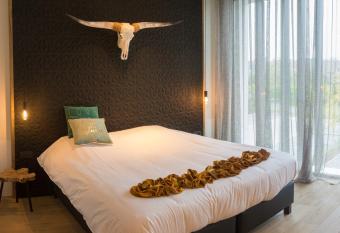 Hotel Shamrock allows 18 year olds to book a room