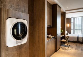 Jinling Grand Hotel has rooms with a private hot tub