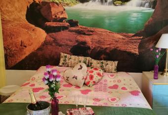 Bed & Breakfast Macall   allows 18 year olds to book a room