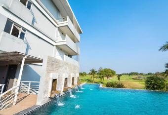 Uniland Golf & Resort has Balcony rooms