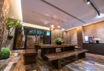 Lucky Apple Hotel has Balcony rooms