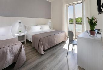 HOTEL ZANARINI in centro a Riccione allows 18 year olds to book a room