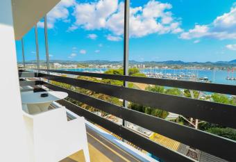 Es Mitjorn has Balcony rooms