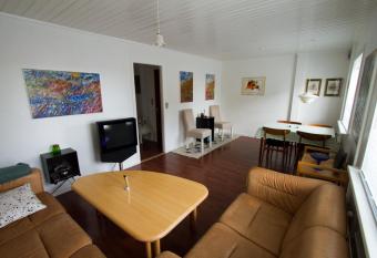 Cosy apartment near beach, marina & city centre allows 18 year olds to book a room