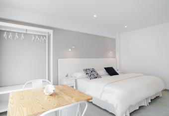 INNER Kompas Palmanova  allows 18 year olds to book a room