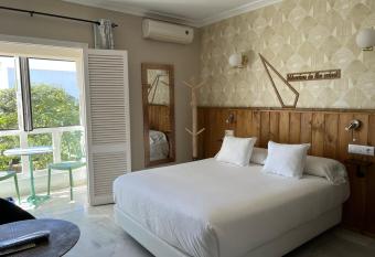 Alameda Hostal Boutique allows 18 year olds to book a room