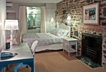 Auberge Place d'Armes allows 18 year olds to book a room