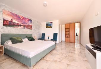 Pensiunea CHIQUITA has Balcony rooms