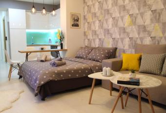 BS Apartment Flatiron allows 18 year olds to book a room