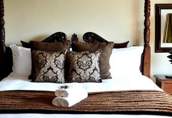 Ilanga Estate has rooms with a private hot tub