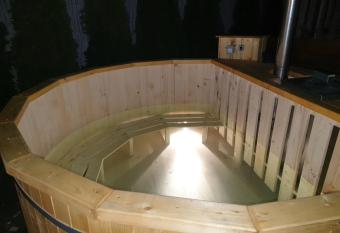 Casa din Vie, piscin     nc  lzit  ,   ntreaga loca  ie la 15min de centrul ora  ului Oradea has Balcony rooms