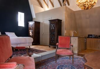La Demeure Renaissance - chambres ind  pendantes c  t   cath  drale centre historique allows 18 year olds to book a room