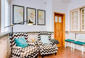    da Av   -The Guesthouse allows 18 year olds to book a room