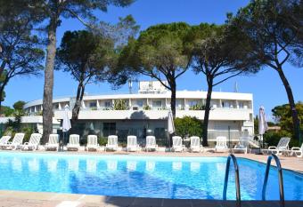 Zenitude H  tel-R  sidences La Tour de Mare allows 18 year olds to book a room