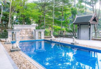 Lawootrip Villa has rooms with a private hot tub