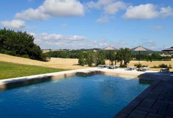 Chambres d h  tes Coursaint-Pierre allows 18 year olds to book a room