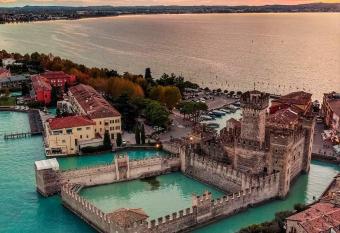 Hotel Villa Rosa allows 18 year olds to book a room