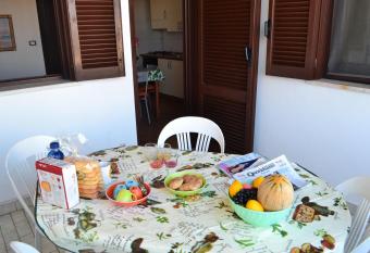 4 posti vicino spiaggia has Balcony rooms