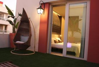 Apartamentos Sevilla Centro has rooms with a private hot tub