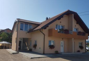 Neda Holiday House has Balcony rooms