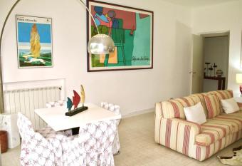 VILLA CORALLO allows 18 year olds to book a room