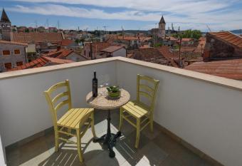 Villa Meri has Balcony rooms