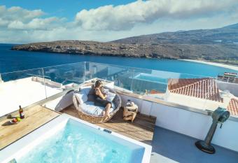 Castel Abaso Boutique Apartments has rooms with a private hot tub