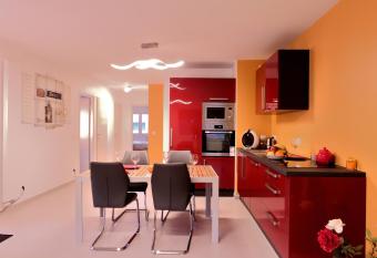 LE LYRIQUE allows 18 year olds to book a room