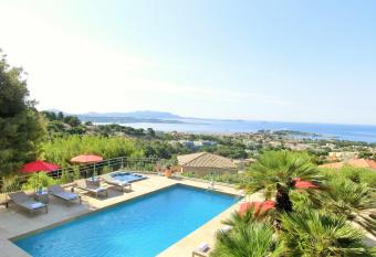 Villa Azur Golf allows 18 year olds to book a room