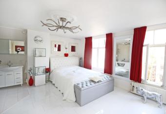 White Luxury Penthouse in City Centre has rooms with a private hot tub