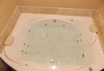 Shanti Ghar - Apto junto ao Centro de Gramado has rooms with a private hot tub