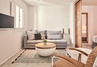 Boho Private Luxury Suites has rooms with a private hot tub