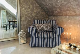 Apartm  n U Z  MECK   DYJE allows 18 year olds to book a room