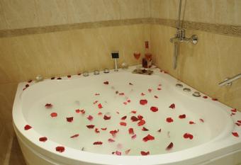 Hotel Elit has rooms with a private hot tub