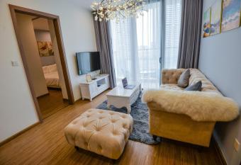 Homefromhome Metropolis Serviced Apartment has rooms with a private hot tub