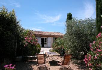 Le Mazet de la Dame allows 18 year olds to book a room