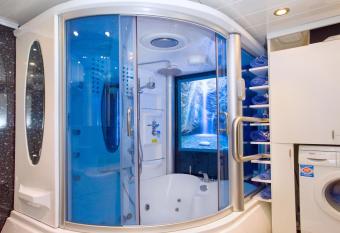 FeWo Weltenbummler has rooms with a private hot tub