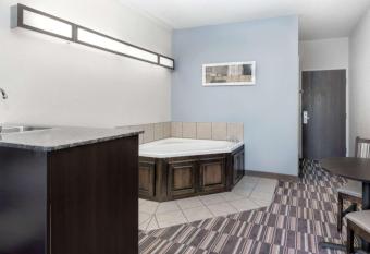 Microtel Inn & Suites by Wyndham Hoover/Birmingham has rooms with a private hot tub