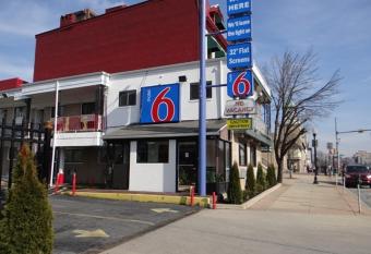 Motel 6 Baltimore Downtown has Smoking rooms
