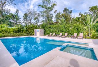 La Tica y La Gata allows 18 year olds to book a room