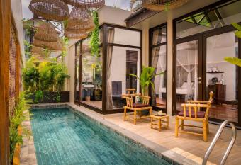 Heritage Suites Hotel has rooms with a private hot tub