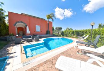 Villa Stefania has Balcony rooms