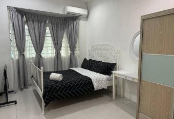 Homestay Samsul Sungkai has Balcony rooms