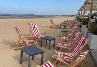 Acadie Saint Victor - H  tel restaurant - Face mer - Chatelaillon plage allows 18 year olds to book a room
